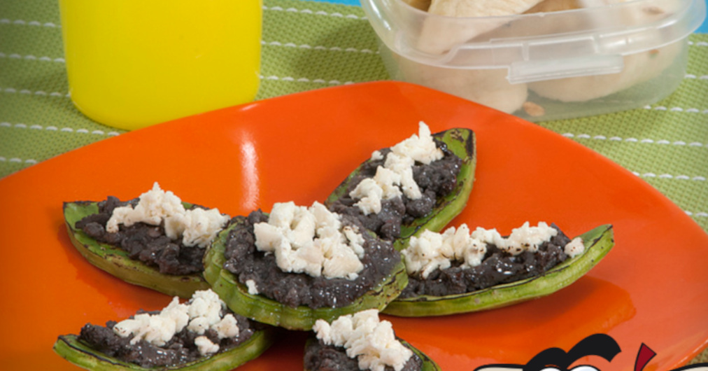 Huaraches de Nopal con Frijoles y Queso